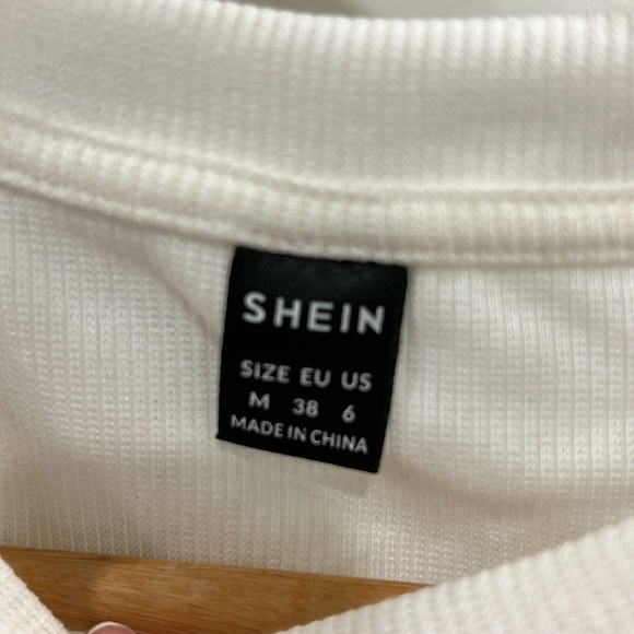 Shein graphic crop top - Picture 2 of 3